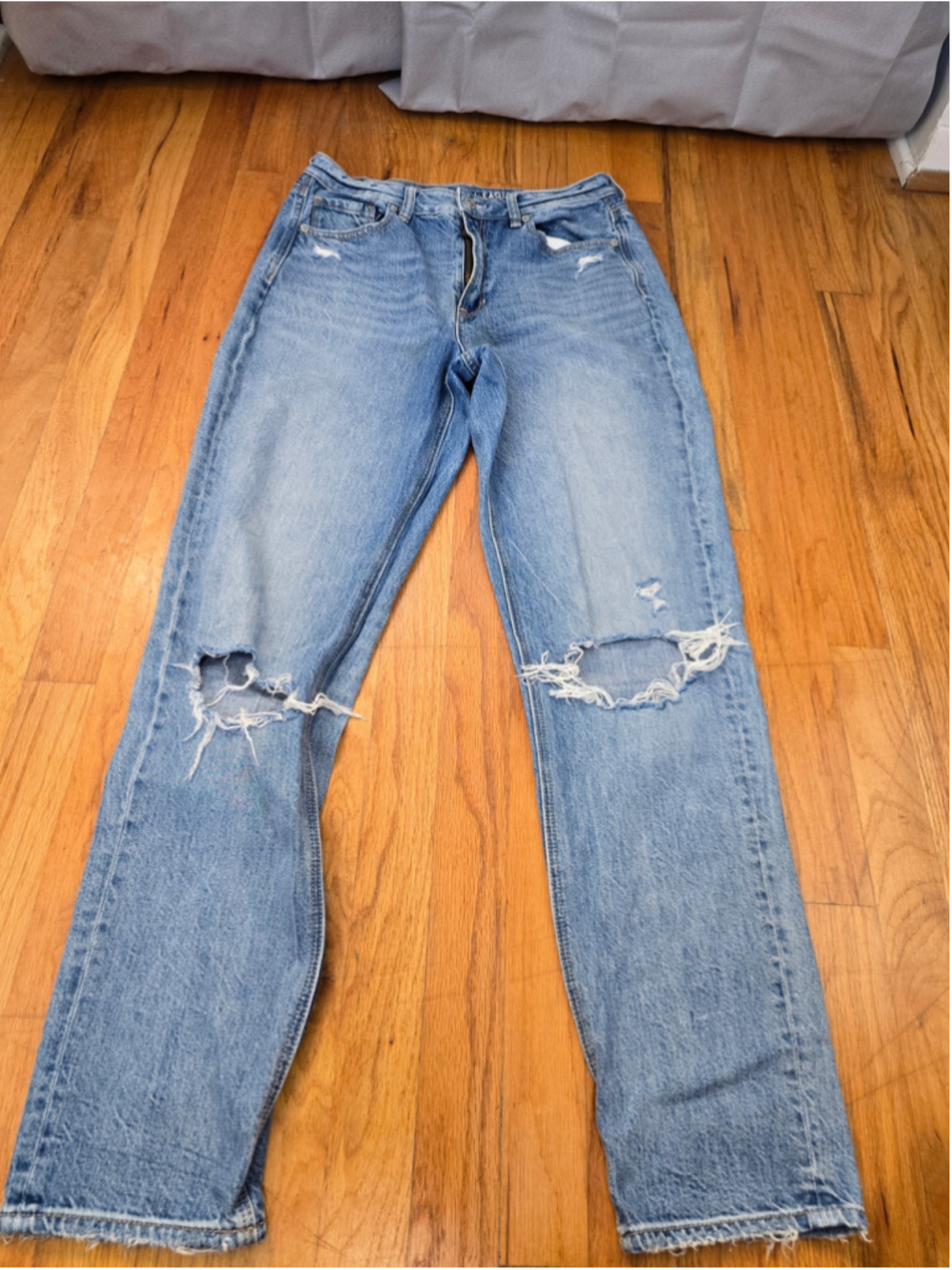 Women's American Eagle Mom Jeans Size 8 Blue Distressed Straight Leg
